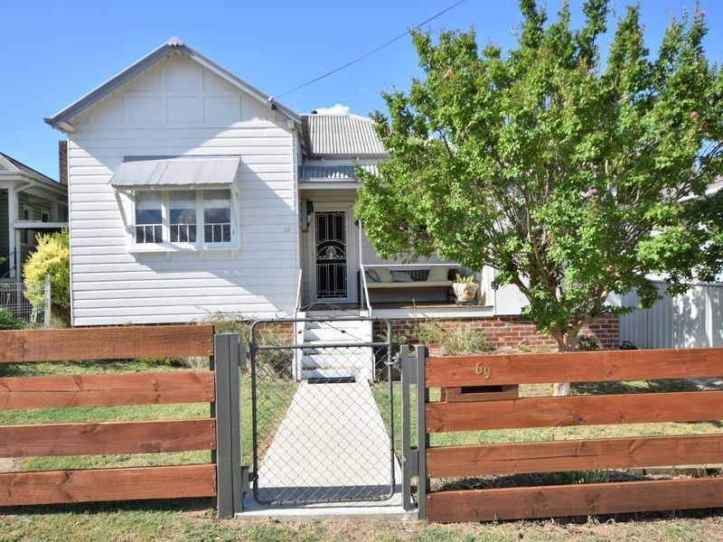 69 Brock Street, Young NSW 2594