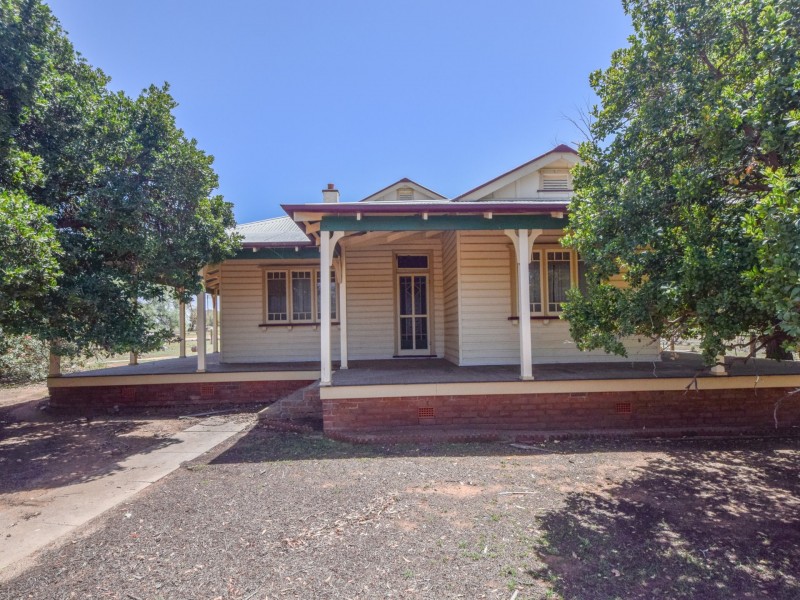 20 Mahers Lane, Young NSW 2594