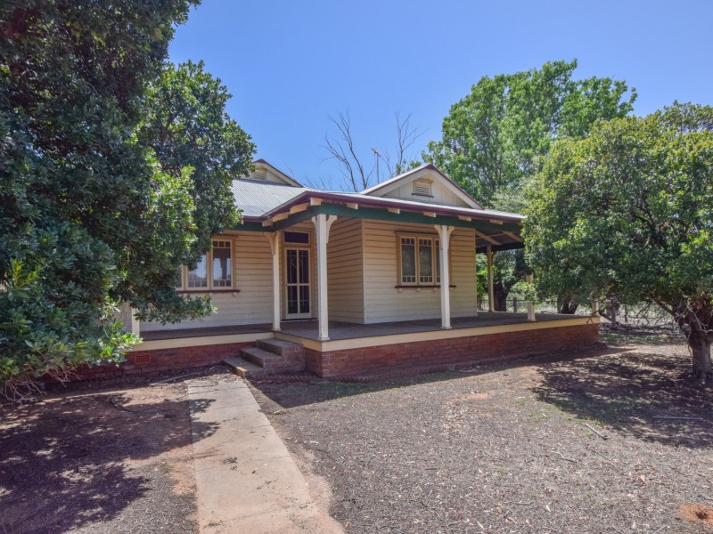 20 Mahers Lane, Young NSW 2594