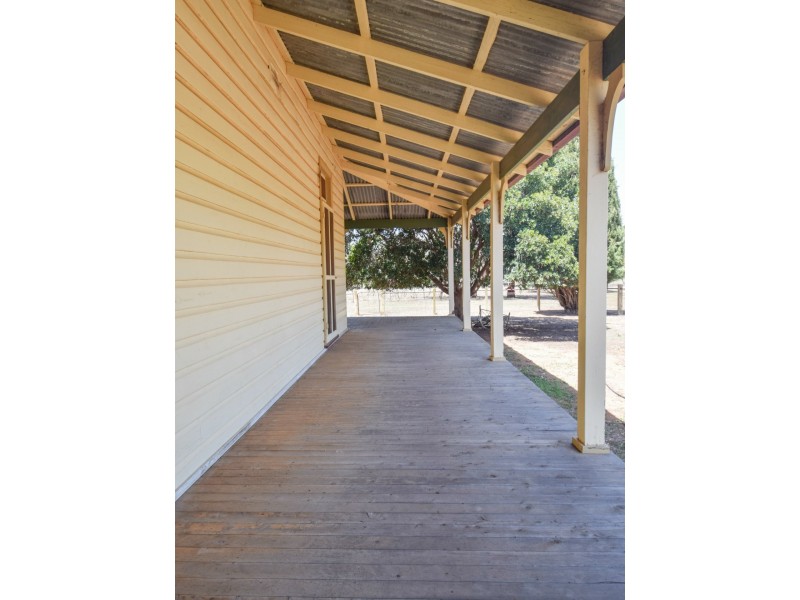 20 Mahers Lane, Young NSW 2594