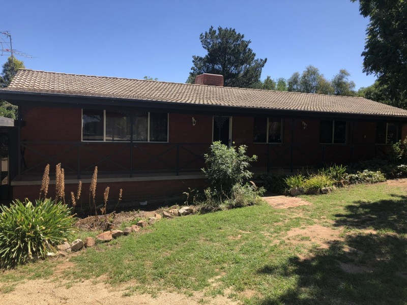 8 Normoyle Crescent, Young NSW 2594