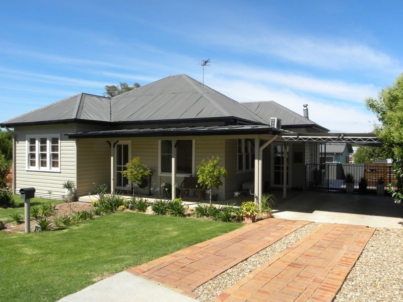 3 a Lachlan Close, Young NSW 2594