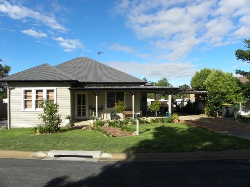 3 a Lachlan Close, Young NSW 2594