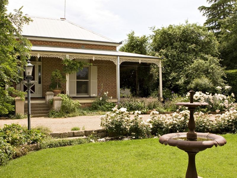 LYNNLEE  4 Taylor Road, Young NSW 2594