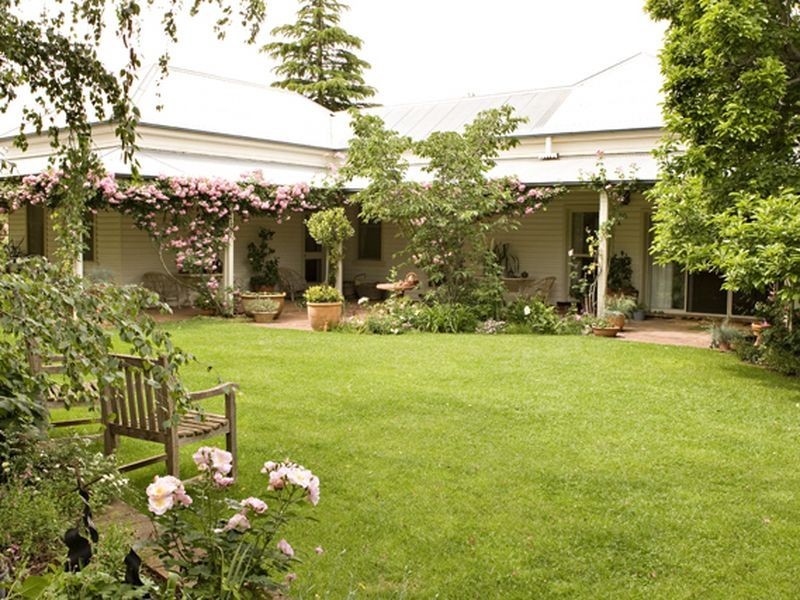 LYNNLEE  4 Taylor Road, Young NSW 2594