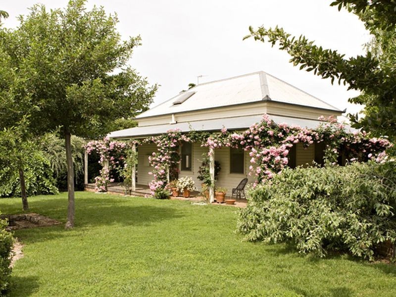 LYNNLEE  4 Taylor Road, Young NSW 2594