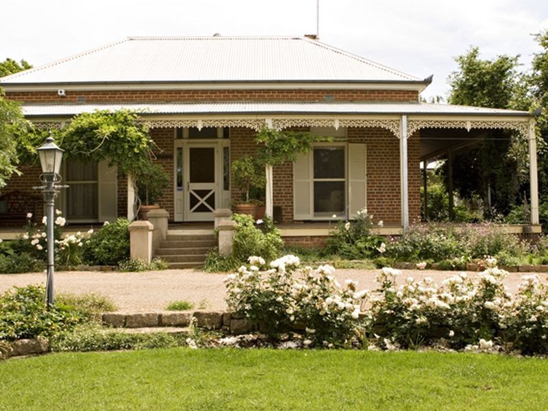 LYNNLEE  4 Taylor Road, Young NSW 2594