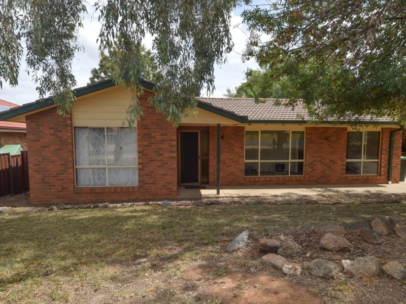 108 Blackett Avenue, Young NSW 2594