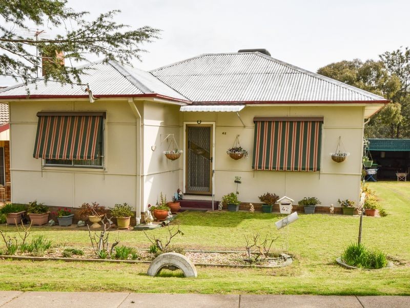 42 Blackett Avenue, Young NSW 2594