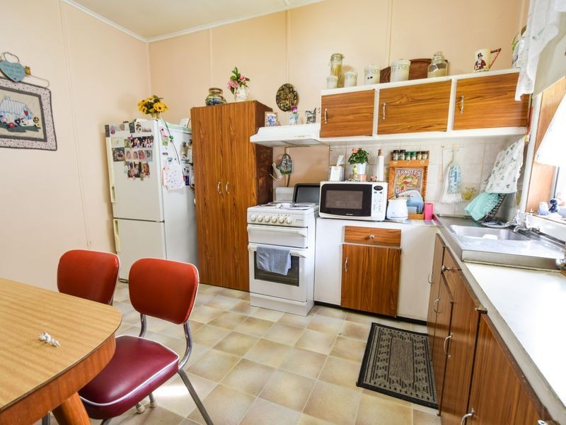 42 Blackett Avenue, Young NSW 2594