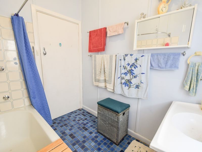 42 Blackett Avenue, Young NSW 2594