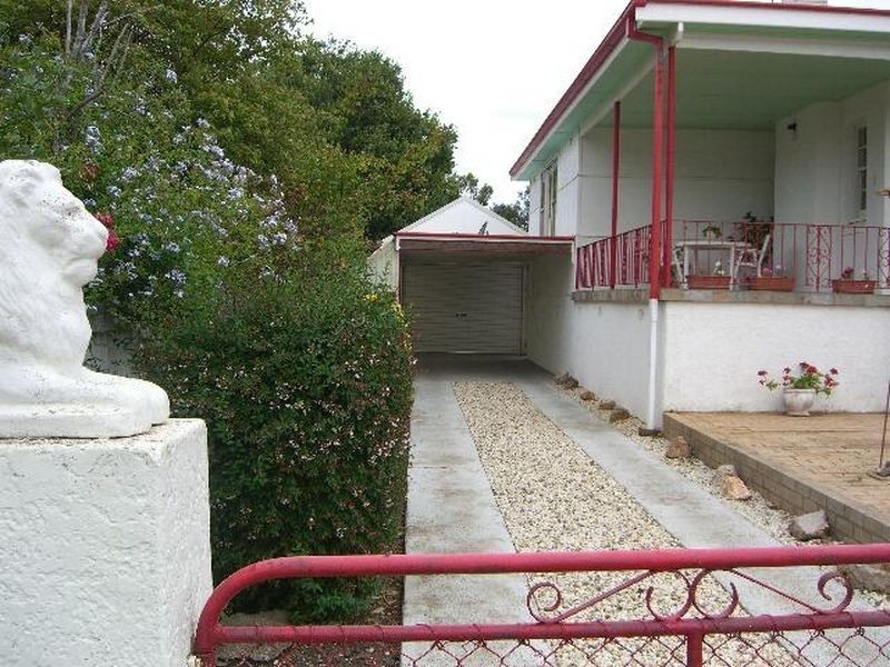 54 Caple Street, Young NSW 2594