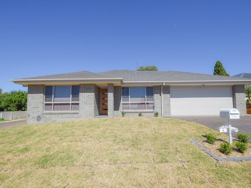 5 Molloy Place, Young NSW 2594