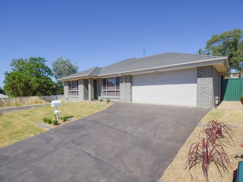 5 Molloy Place, Young NSW 2594