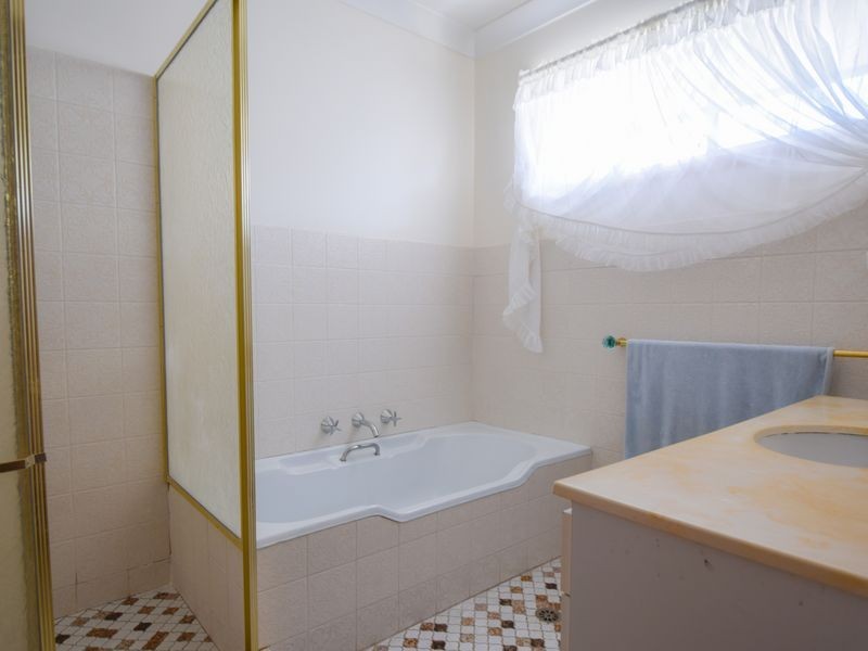 3 Barwang St, Young NSW 2594