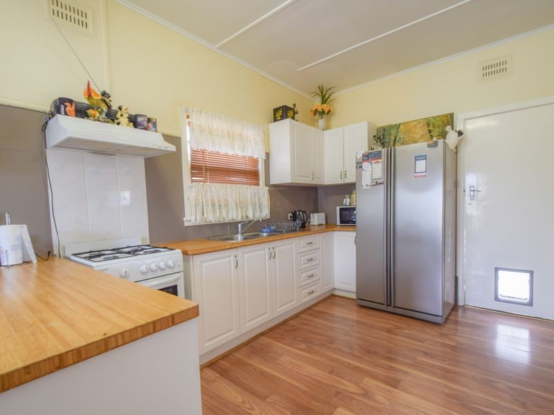 16 Gordon Street, Young NSW 2594