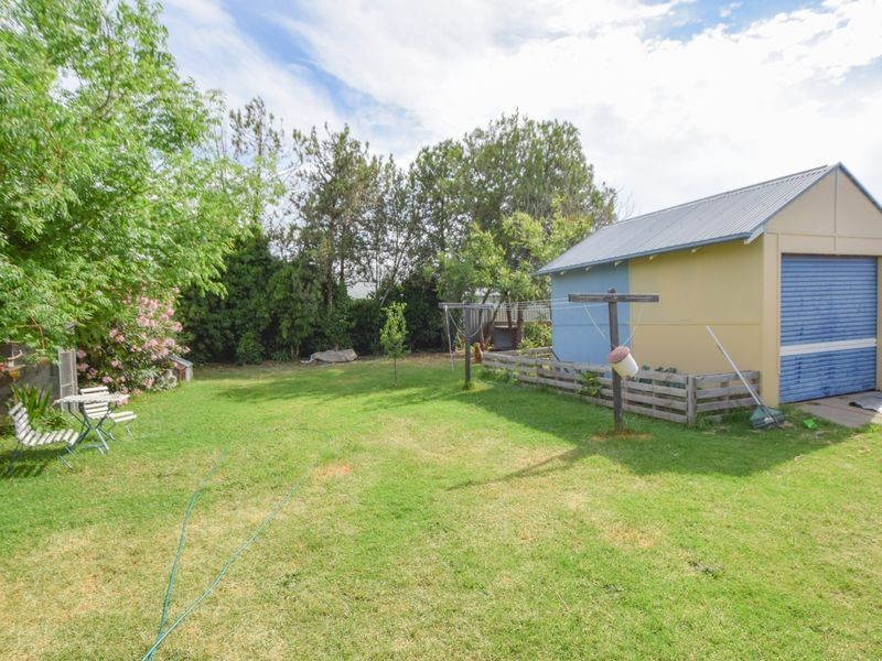 16 Gordon Street, Young NSW 2594