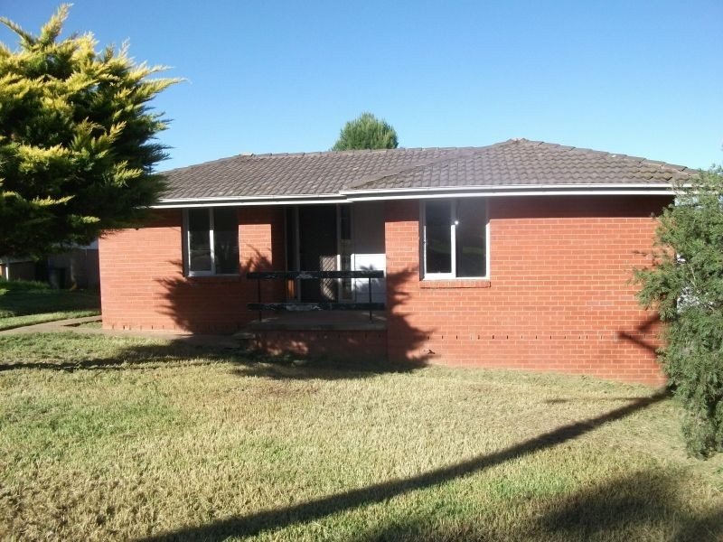 15 Cook Crescent, Young NSW 2594
