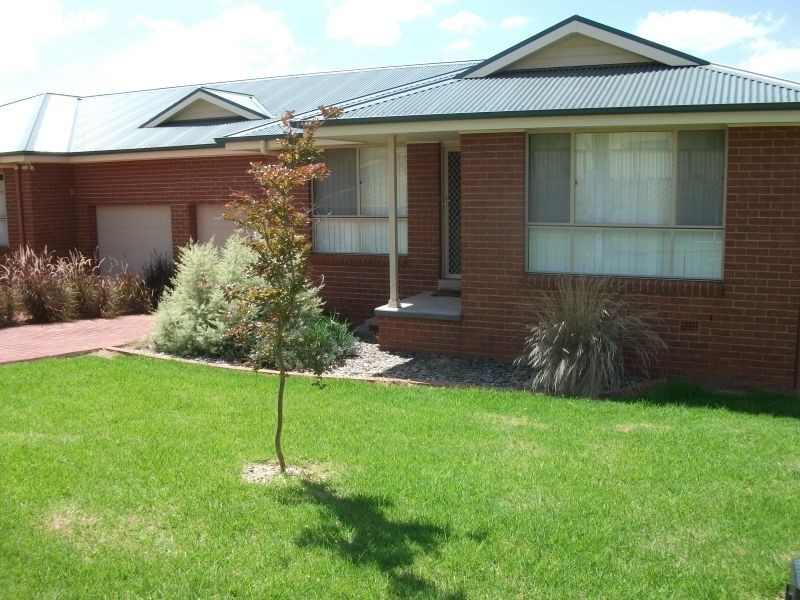 2/12 Petticoat Lane, Young NSW 2594