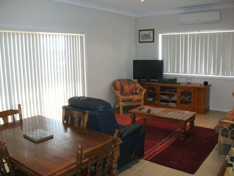 2/12 Petticoat Lane, Young NSW 2594