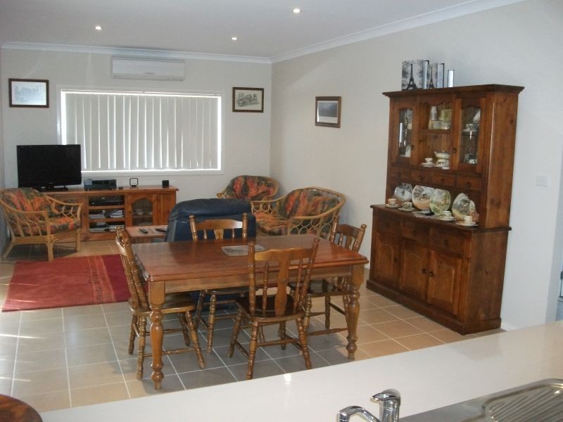 2/12 Petticoat Lane, Young NSW 2594