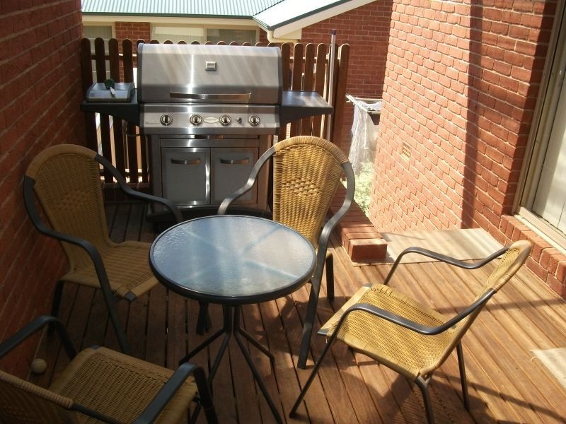 2/12 Petticoat Lane, Young NSW 2594