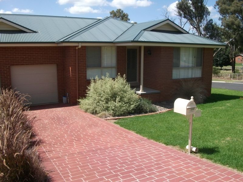 2/12 Petticoat Lane, Young NSW 2594