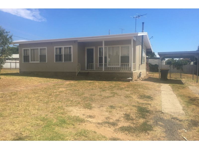 33 Thornhill St, Young NSW 2594