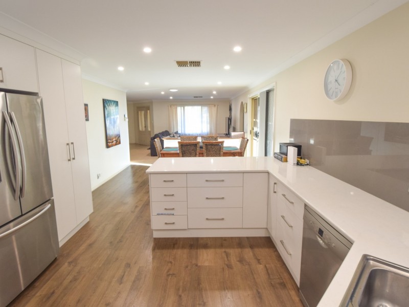 30 Pineview Circuit, Young NSW 2594