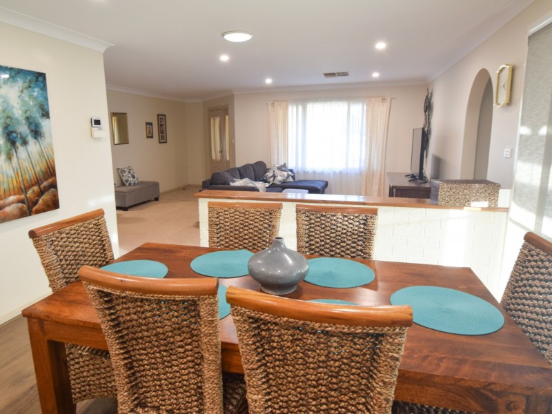 30 Pineview Circuit, Young NSW 2594