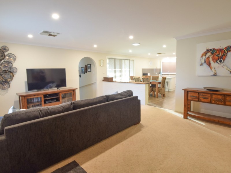 30 Pineview Circuit, Young NSW 2594