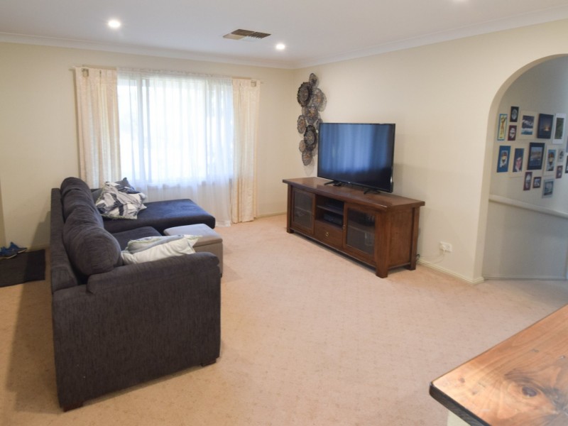 30 Pineview Circuit, Young NSW 2594