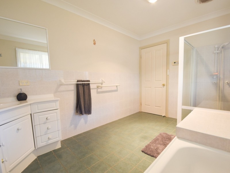 30 Pineview Circuit, Young NSW 2594