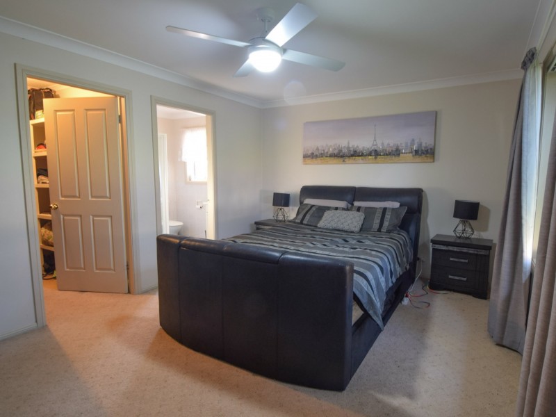 30 Pineview Circuit, Young NSW 2594