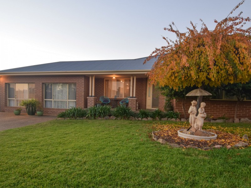 30 Pineview Circuit, Young NSW 2594