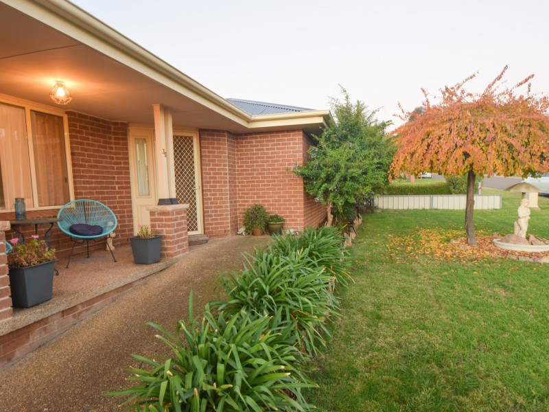 30 Pineview Circuit, Young NSW 2594