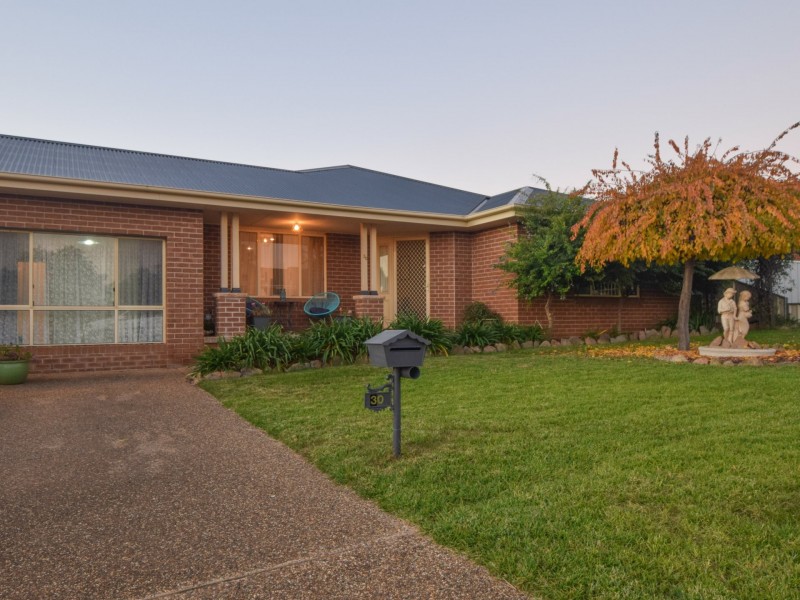 30 Pineview Circuit, Young NSW 2594