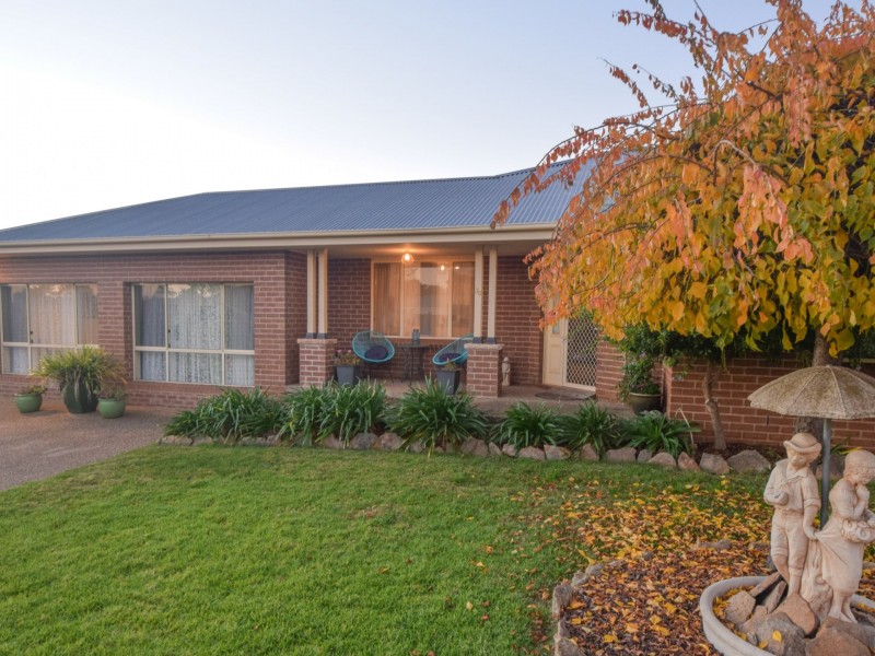 30 Pineview Circuit, Young NSW 2594