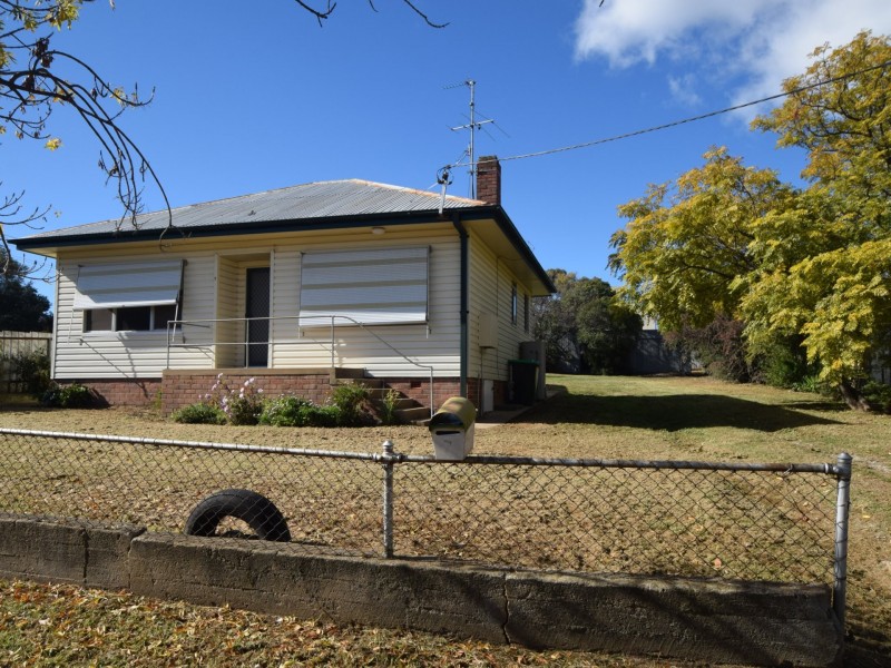 7 Blackett Ave, Young NSW 2594