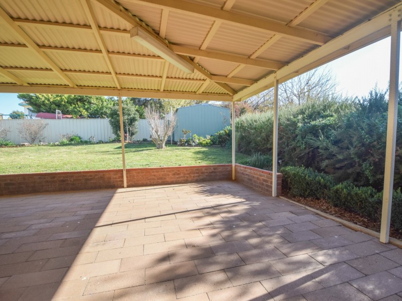 9 Charles Crescent, Young NSW 2594