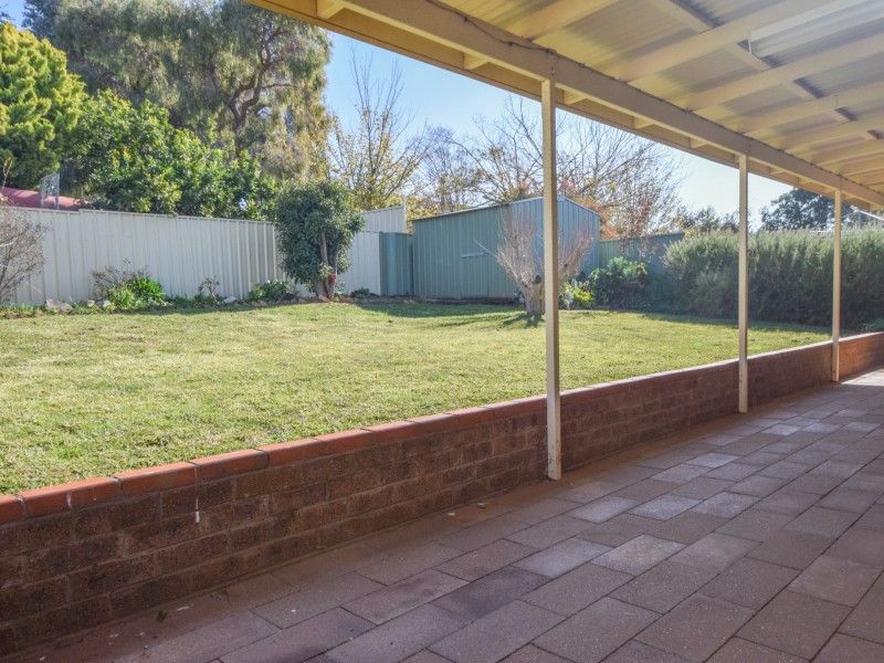 9 Charles Crescent, Young NSW 2594