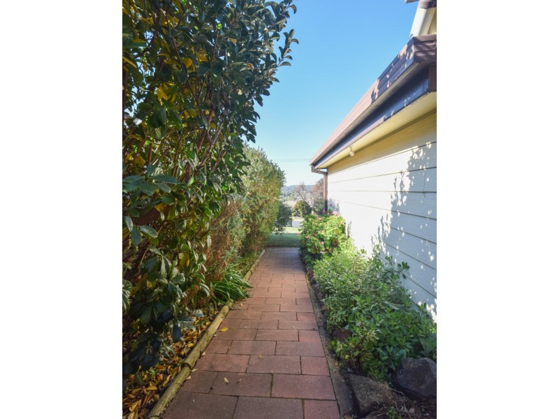 9 Charles Crescent, Young NSW 2594