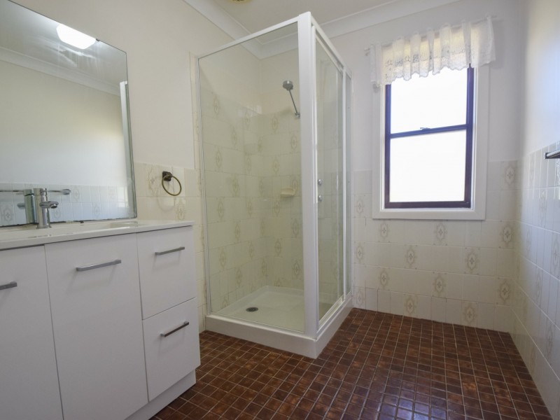 9 Charles Crescent, Young NSW 2594