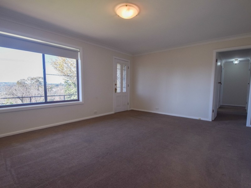 9 Charles Crescent, Young NSW 2594