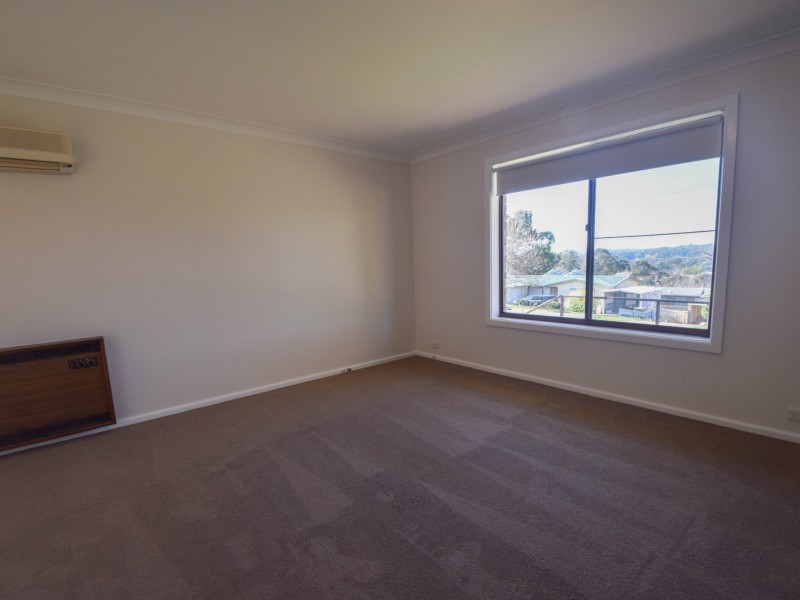 9 Charles Crescent, Young NSW 2594