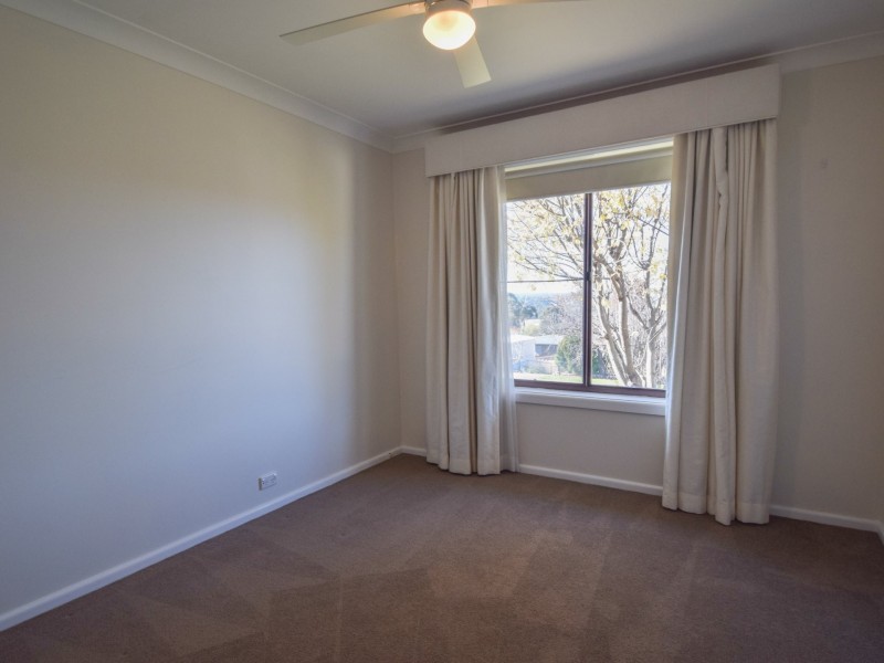 9 Charles Crescent, Young NSW 2594