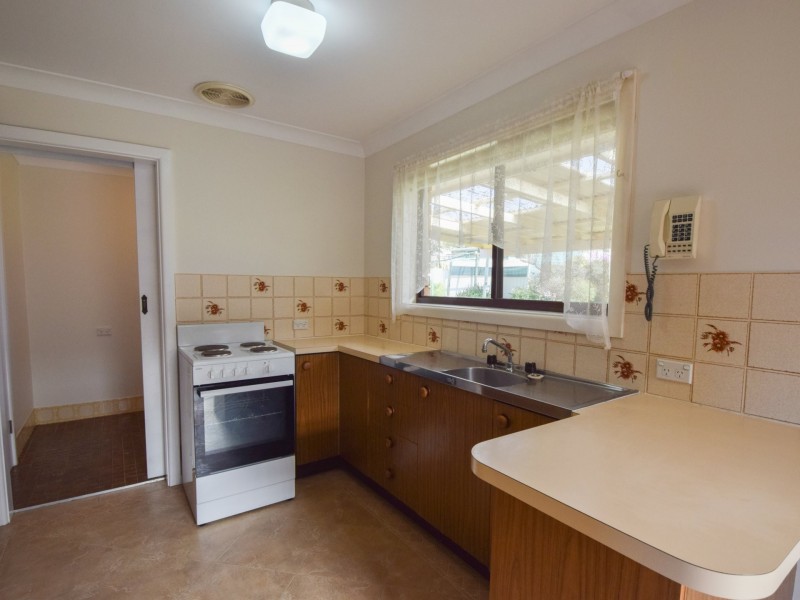 9 Charles Crescent, Young NSW 2594