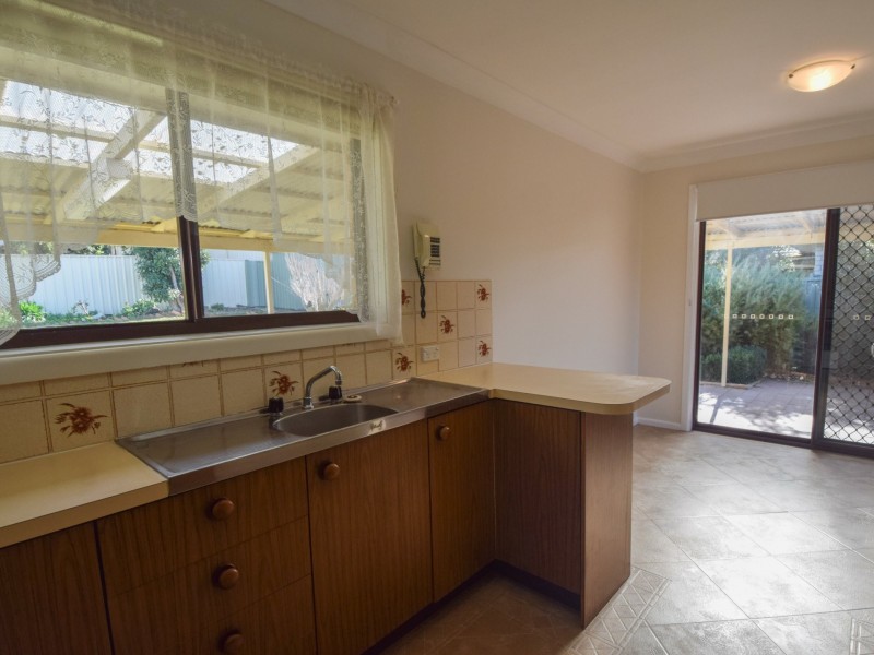 9 Charles Crescent, Young NSW 2594