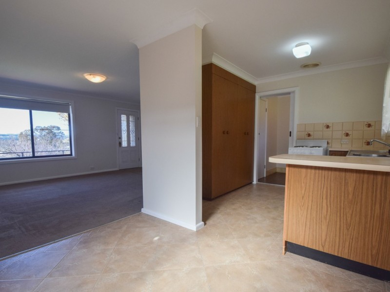 9 Charles Crescent, Young NSW 2594