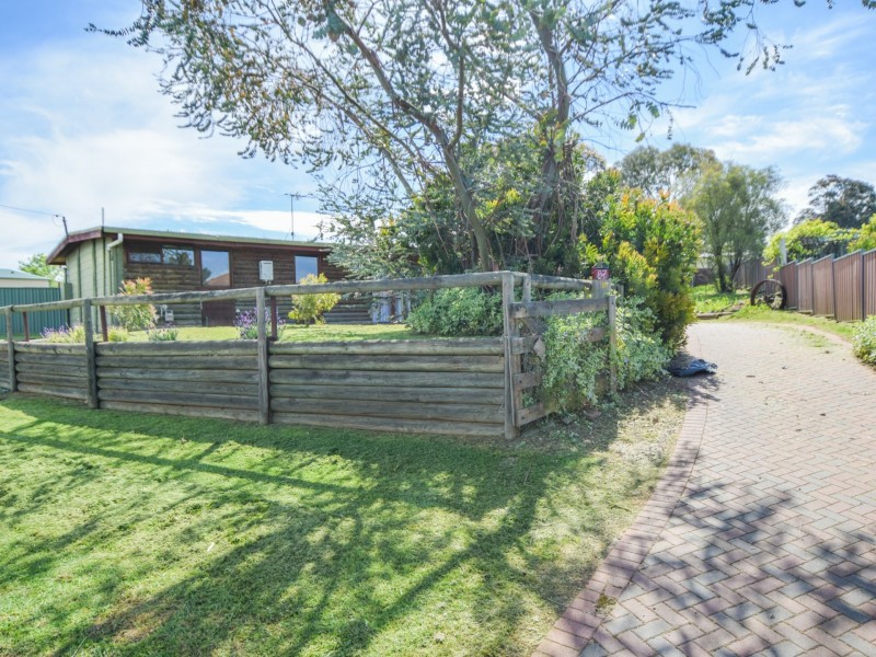 87 Blackett Avenue, Young NSW 2594